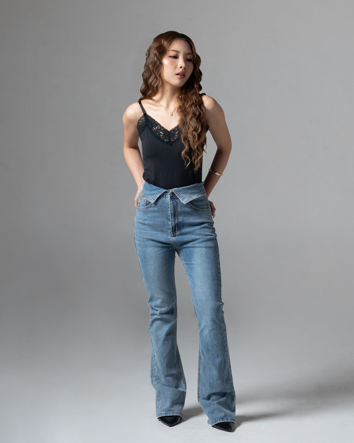Vivienne Cutbray Jeans Light Blue, petite size, tampak depan