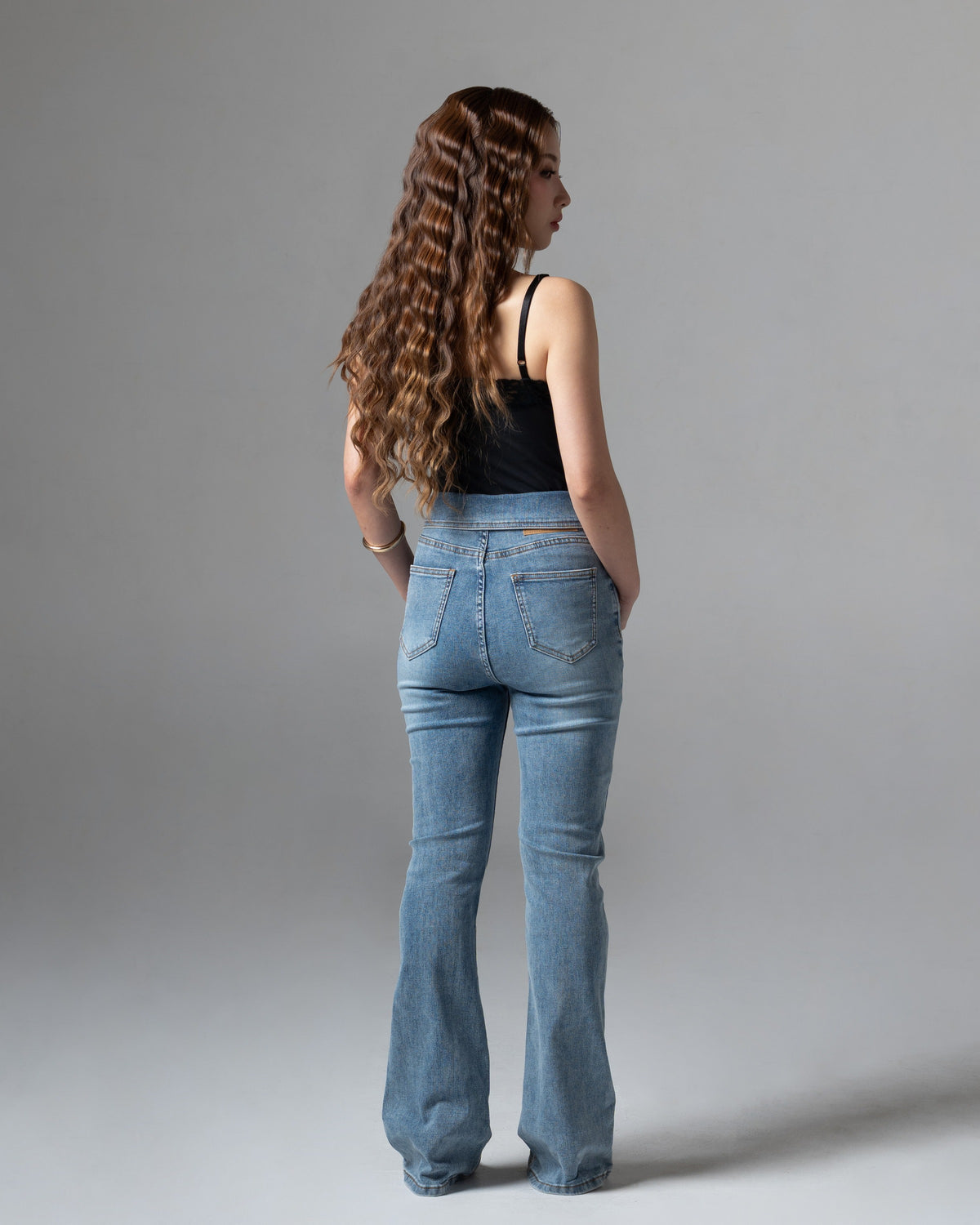 Vivienne Cutbray Jeans Light Blue, petite size, tampak belakang